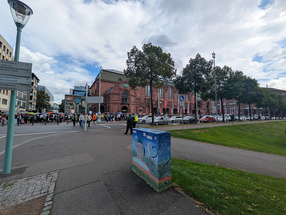 photo from Animagic 2025: A view of the Rosengarten, the building where it was held. The people waiting in line aswell as the street in front can be seen.