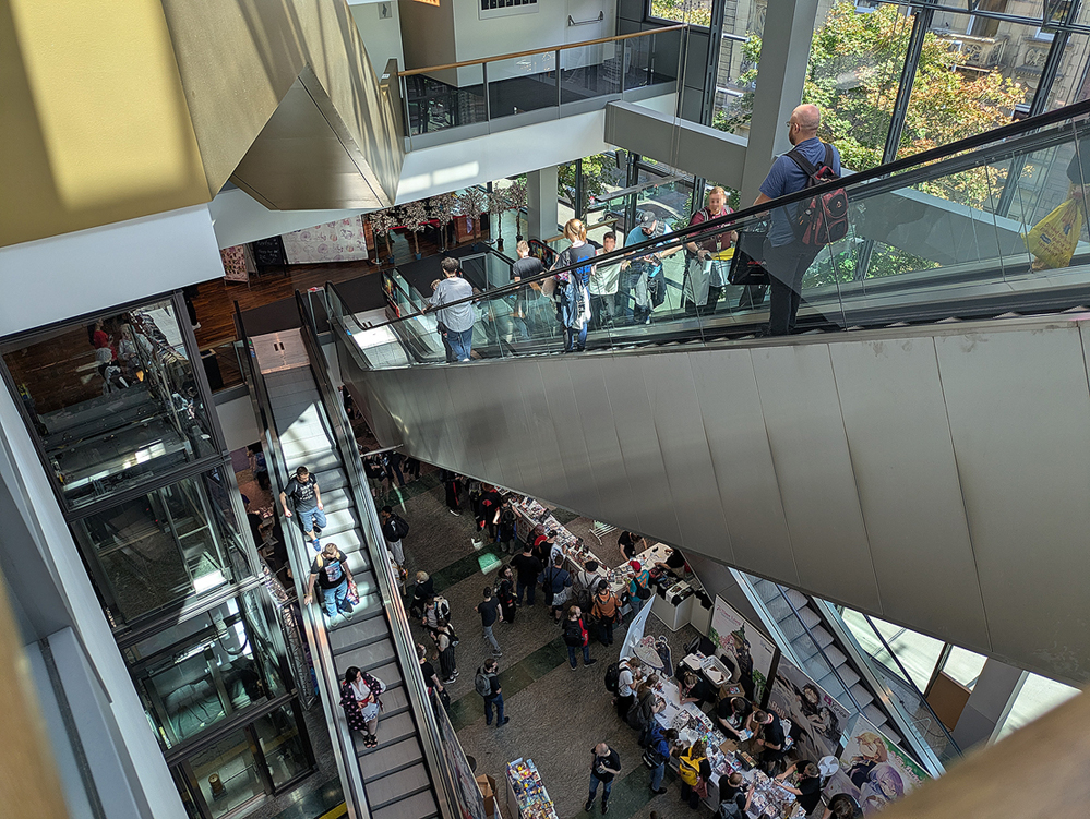 photo from Animagic 2025: a topview from the very top flow showing the escalators