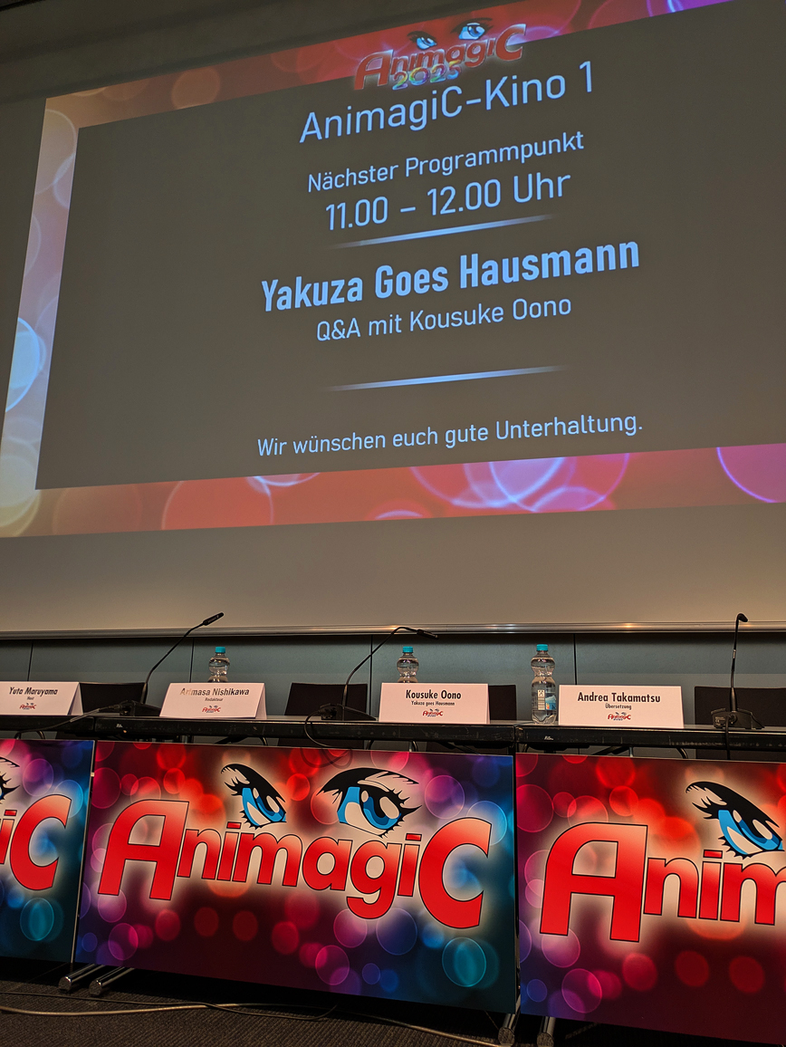 photo right before the way of the househusband panel is about to start. You can see the table with the name cards pf the panelists